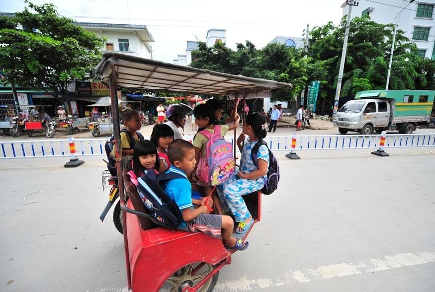 海南小學(xué)生8人擠坐三輪“校車”上下學(xué)(組圖) 海南小學(xué)生8人擠坐三輪“校車”上下學(xué)(組圖)