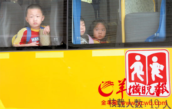 坐不上正規校車 家長只好租大巴 坐不上正規校車 家長只好租大巴