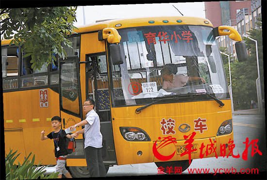 坐不上正規校車 家長只好租大巴 坐不上正規校車 家長只好租大巴