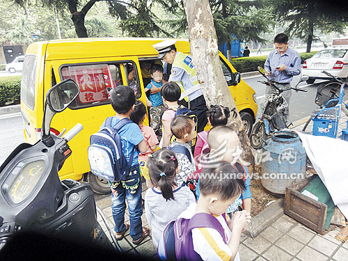 九江:超員66% 校車和駕照一并被暫扣 超員66% 校車和駕照一并被暫扣