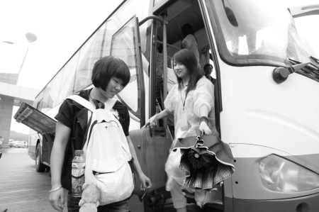 大學(xué)新生報到 車站迎新校車接不接? 大學(xué)新生報到 車站迎新校車接不接?