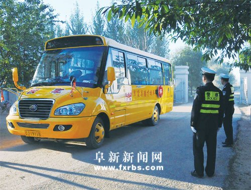 阜蒙縣公安局揪出24臺“黑校車” 阜蒙縣公安局揪出24臺“黑校車”