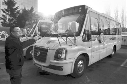 為保校車安全，政府將與公安交管部門一道審批校車駕駛資格。