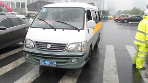 山寨校車內 孩子臉貼臉