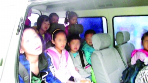 山寨校車內 孩子臉貼臉