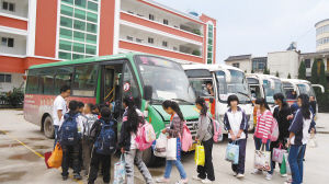 安寧農村娃坐上“專線校車” 班主任組織學生有序上車。