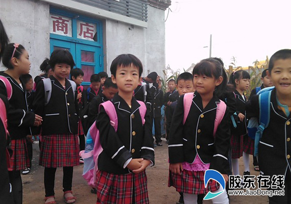 萊山區免費校車校服造就幸福上學娃/ 萊山區免費校車校服造就幸福上學娃