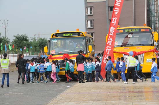 青銅峽市啟用校車服務(wù)農(nóng)村偏遠(yuǎn)小學(xué)生/ 青銅峽市啟用校車服務(wù)農(nóng)村偏遠(yuǎn)小學(xué)生