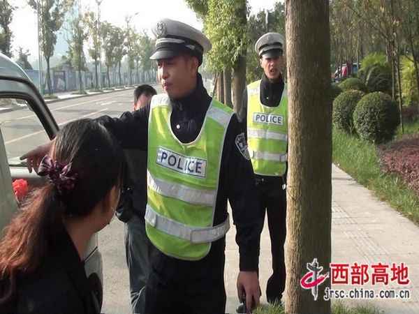 遂寧市交警支隊(duì)直屬一大隊(duì)查獲一超員假校車