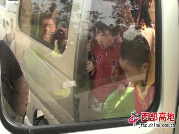 遂寧市交警支隊(duì)直屬一大隊(duì)查獲一超員假校車