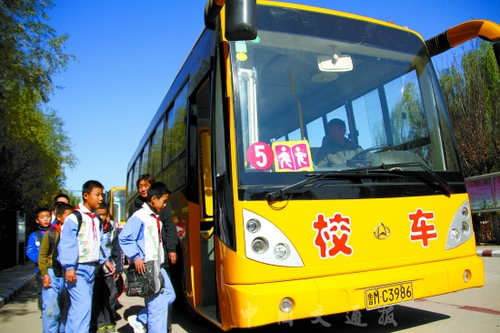 博興縣小學(xué)生喜乘“補貼校車”
