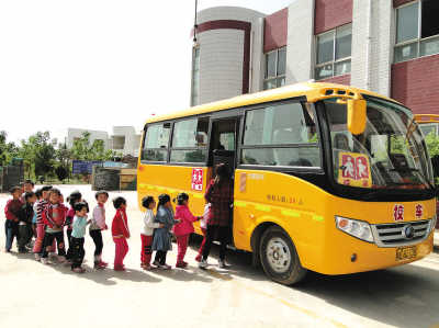 玉柴校車動力護(hù)航“移動校舍”