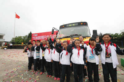 玉柴校車動力護(hù)航“移動校舍”