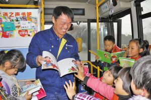 鎮海一小學校車里建起流動圖書室 學生用誠信借閱 鎮海一小學校車里建起流動圖書室 學生用誠信借閱