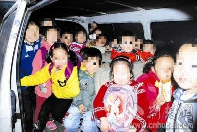 這輛核載11人的面包車里擠進了28名幼兒。通訊員 孫軍 攝