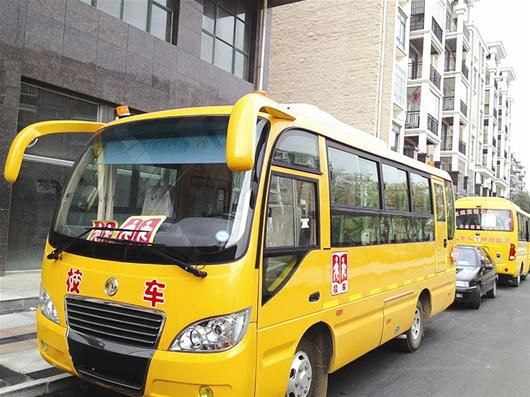 孝南多家幼兒園新校車上不了牌 無奈租車接送孩子 新購校車上不了牌無奈租車接送孩子
