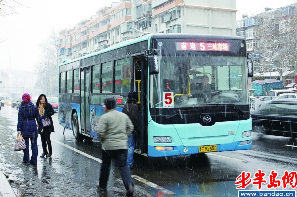 降溫又下雪校車反而取消 公交集團稱沒有資質