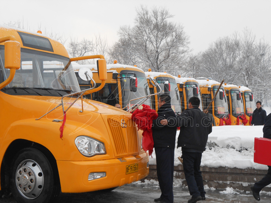牟平35輛高標(biāo)準(zhǔn)校車啟動 86%以上學(xué)生村頭可乘車 牟平35輛高標(biāo)準(zhǔn)校車啟動 86%以上學(xué)生村頭可乘車