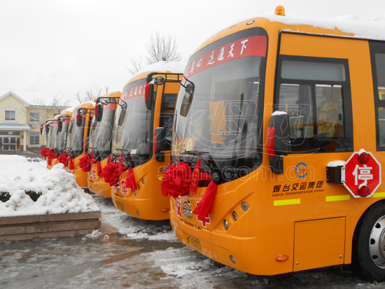 牟平35輛高標(biāo)準(zhǔn)校車啟動 86%以上學(xué)生村頭可乘車 牟平35輛高標(biāo)準(zhǔn)校車啟動 86%以上學(xué)生村頭可乘車