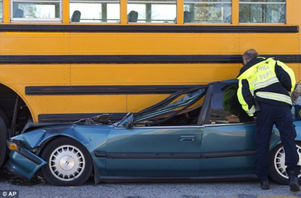 美轎車高速開進校車底致車毀人亡