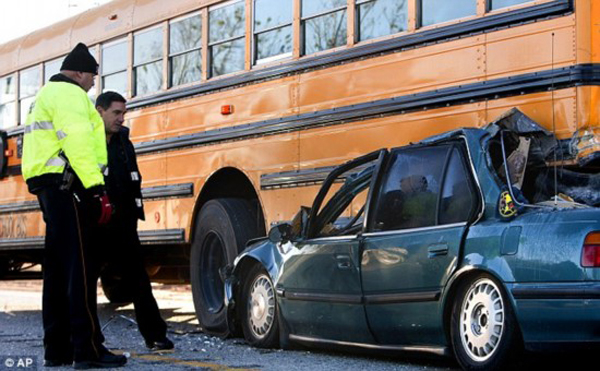 美轎車高速開進校車底致車毀人亡