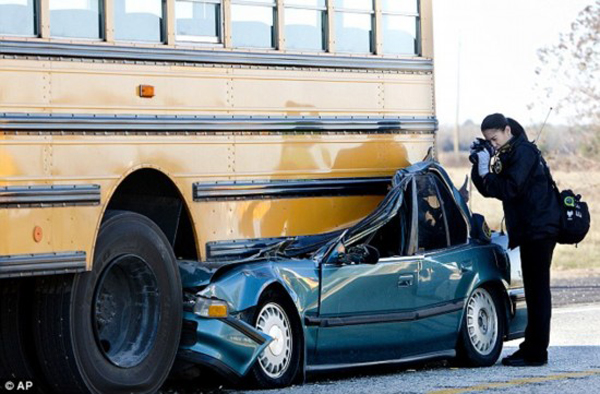 美轎車高速開進校車底致車毀人亡