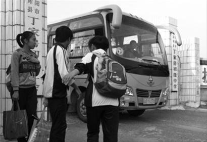 因牛群擋車引沖突男子當(dāng)街殺害校車司機(jī)夫婦（圖）