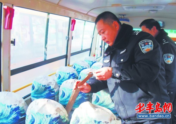 交警正在檢查校車內(nèi)的安全帶是否有損壞。