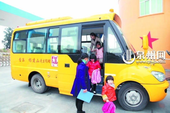 駕駛新規(guī)明確校車管理 駕駛?cè)藨?yīng)具備6項(xiàng)基本條件