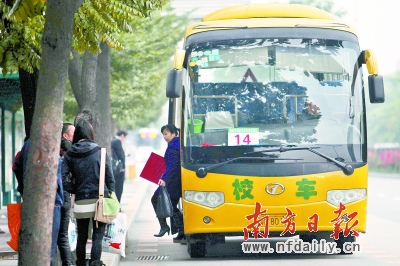 昨日下午，一輛由大巴改裝而成的校車在深南大道運行。南都記者 趙炎雄 攝