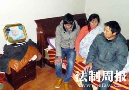 江西校車事故調查:正規學校臨近化工廠沒人愿去 這場事故令溺亡者童嘉偉的家人陷入悲痛之中。