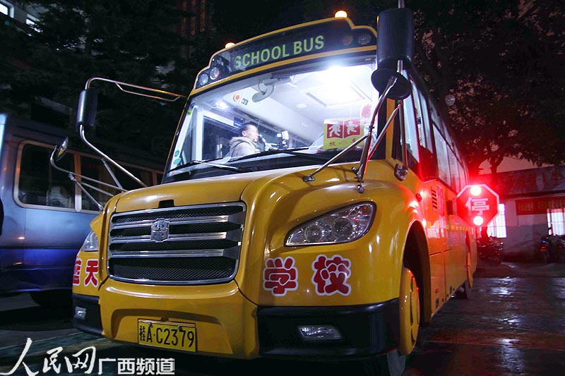 民辦小學舉辦“廣西首部新國標校車”上線儀式暨迎春晚會 “大鼻子”校車來了