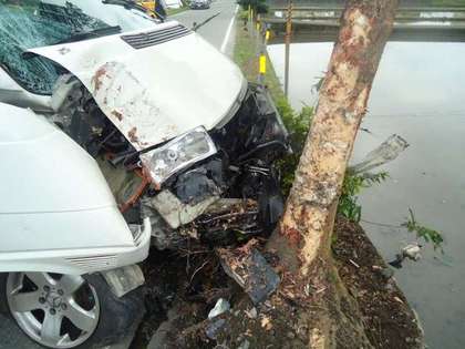 疑司機恍神肇禍臺灣宜蘭校車撞樹7人受傷（圖）