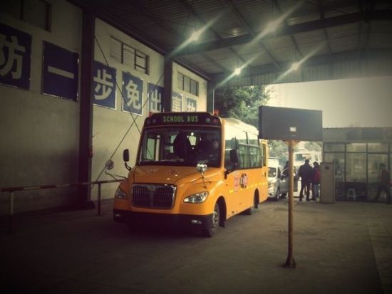 高雷雷支教校車終于到位 安全問題妥善解決(圖) 高雷雷支教捐贈的校車(圖片來自@高雷雷微博)