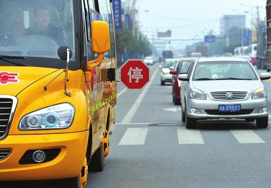 新交規(guī)元旦后實施 交警解讀避讓校車竅門