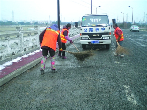 吳江:校車大半停運 數千家長措手不及(組圖) 校車大半停運 數千家長措手不及