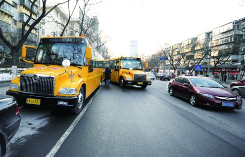 避讓校車形同虛設(shè)/ 校車行駛時(shí),不少私家車并未及時(shí)為校車讓路記者劉暢攝