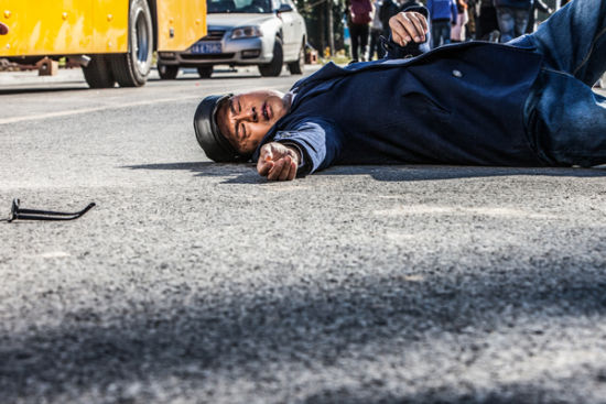 于榮光飾演校車司機(jī)營救“死飛 ”少女慘遭橫禍 