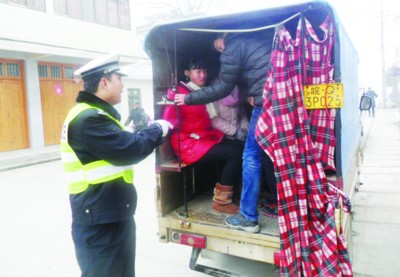 男子用摩托當(dāng)校車塞進(jìn)14名學(xué)生（圖）