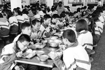 平陰去年48輛校車上路 1.5萬(wàn)學(xué)生吃上營(yíng)養(yǎng)餐