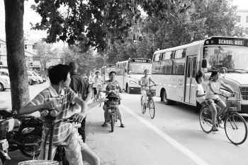 平陰去年48輛校車上路 1.5萬(wàn)學(xué)生吃上營(yíng)養(yǎng)餐