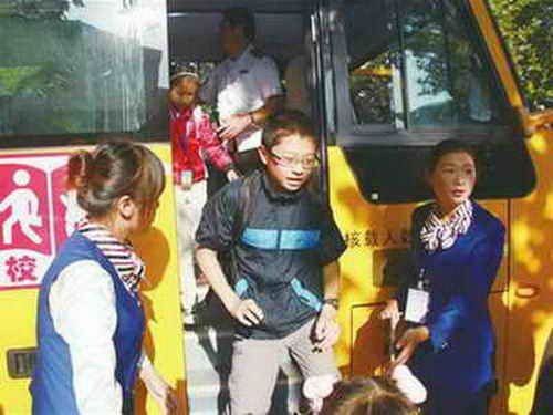 校車員工進駐溫暖驛站 拾現金完璧歸趙 汽車之家