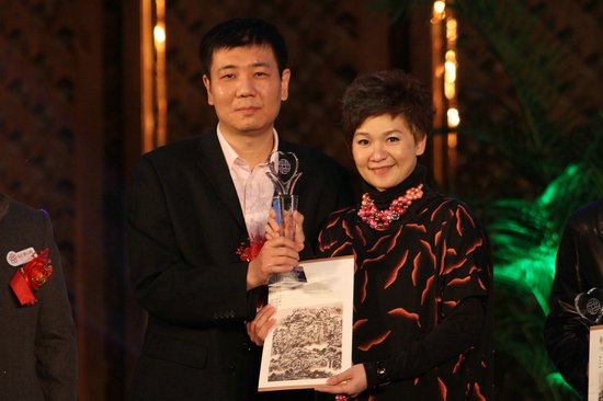 柯以敏攜《校車》領愛心大獎 獻唱《給孩子》