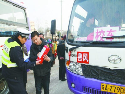 南京:8司機不減速避讓校車被教育 南京:8司機不減速避讓校車被教育