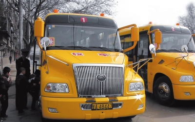 蘭州桃樹坪小學(xué)孩子坐上了“大鼻子”校車（圖）