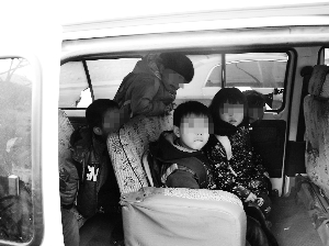 載著六名幼兒園孩子的甘A·DS406面包車被交警攔停。本報(bào)記者 李丹 攝