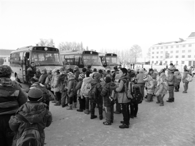 校車 公益基金買政府投資養