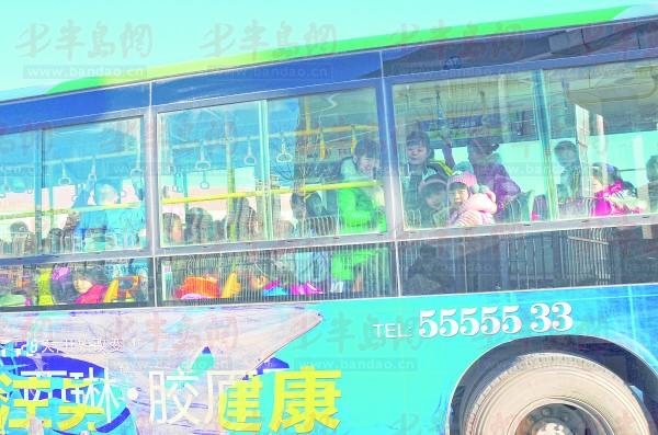 倆座擠了三個娃“校車”坐得真揪心