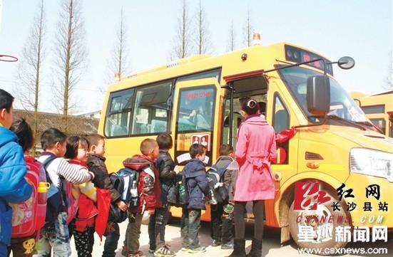 6日下午3：30，春華中心小學(xué)校車隨車照管員、老師正在對(duì)上車學(xué)生進(jìn)行清點(diǎn)。唐建兵攝