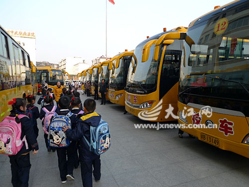 贛州民營學校采購校車 保障學生出行安全 點擊圖片分享到上海灘微博